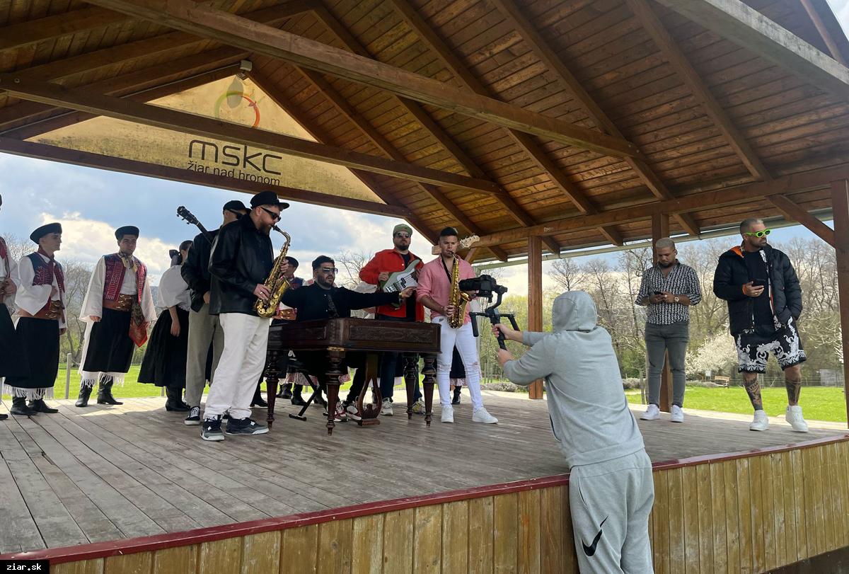 Tanečníci FS Hron v klipe Cico Band a René Rendyho! Ako prebiehala ich spolupráca?