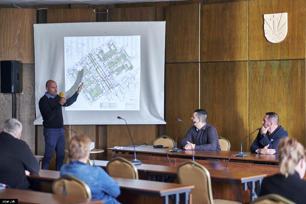 obr: Vedenie mesta predstavilo občanom projekt revitalizácie centrálnej mestskej zóny