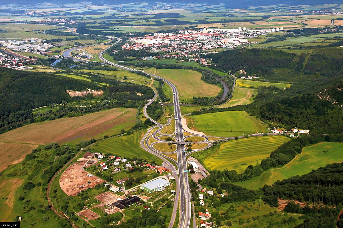 Župa schválila prerozdelenie 30 miliónového úveru: Peniaze vyčlenila aj na riešenie problematickej križovatky v Šášovskom Podhradí