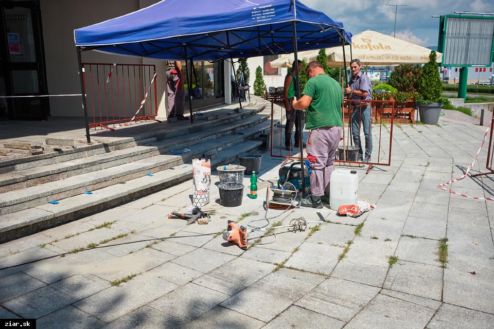 Opravujú schody pri Mestskom kultúrnom centre