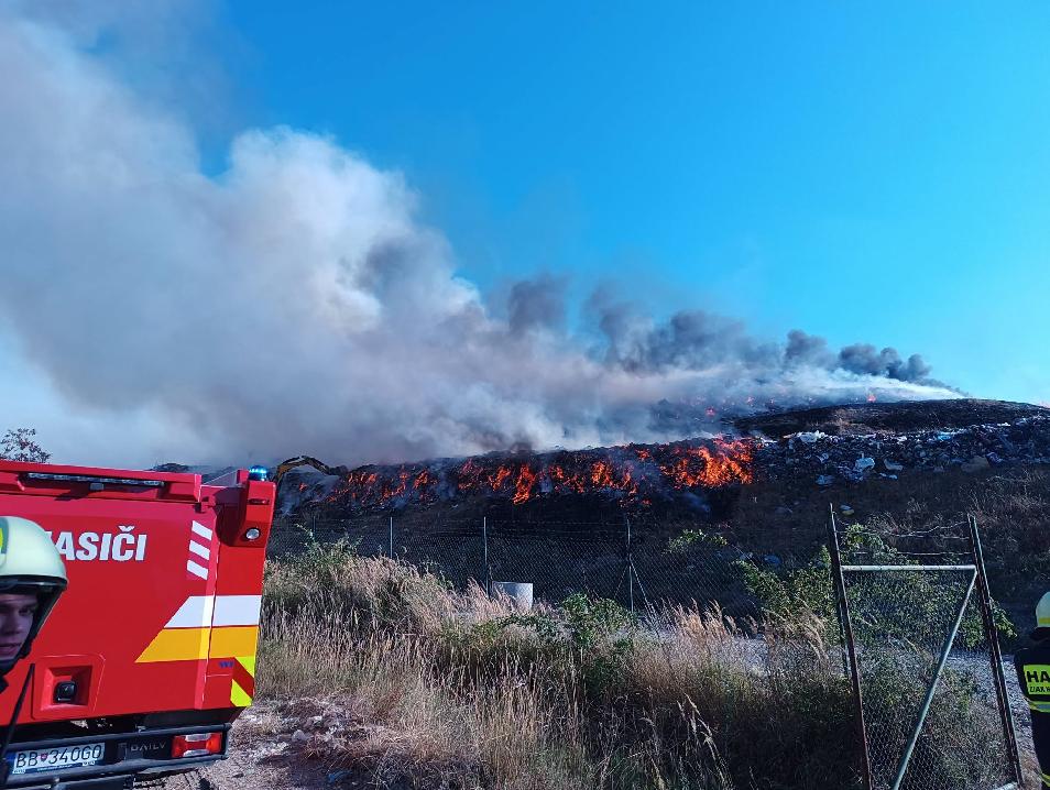 Hasiči zasahovali pri požiari na skládke v Horných Opatovciach