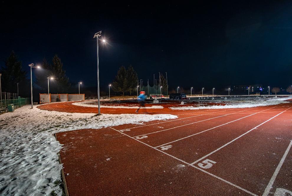 Atletická dráha má nové osvetlenie, športovci ju môžu využívať aj po zotmení 