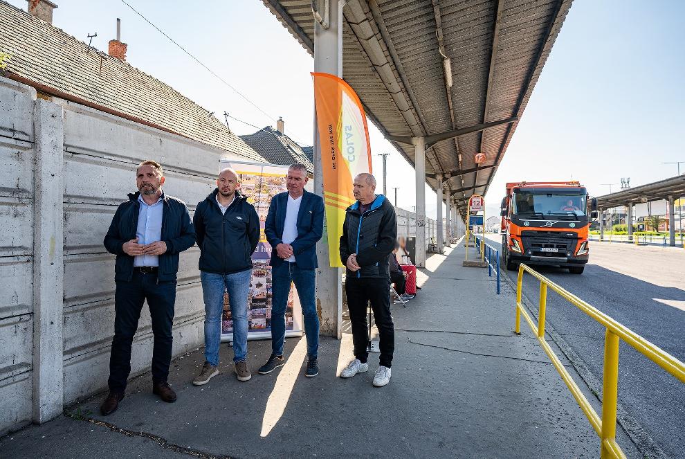 Rekonštrukcia autobusovej stanice sa môže začať. Zástupcovia mesta a zhotoviteľa stavby dnes poklepali základný kameň