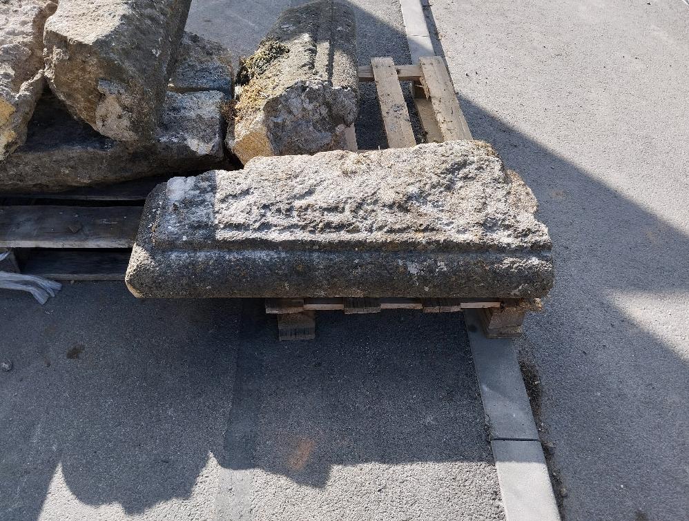 Odkrývame históriu mesta: Tesané kamene pred biskupským kaštieľom sú mladšie ako sme predpokladali