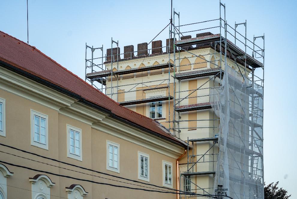 Práce na renovácii kaštieľa pokračujú podľa plánu. Novinkou bude obnovený priestor pred touto dominantou