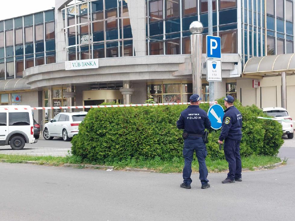 Pre hrozbu bombového útoku evakuovali banku aj niektoré školy v Žiari nad Hronom