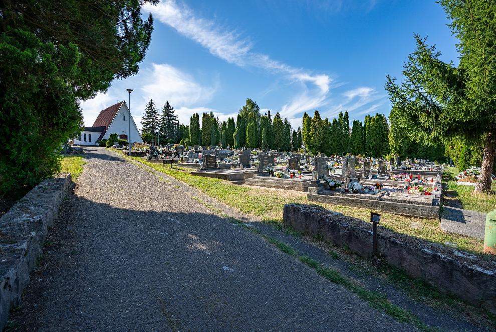 Žiarsky cintorín sa pripravuje na Dušičky. Posilnia sa hliadky, odvoz odpadu aj osvetlenie, novinkou je tabuľa významných osobností