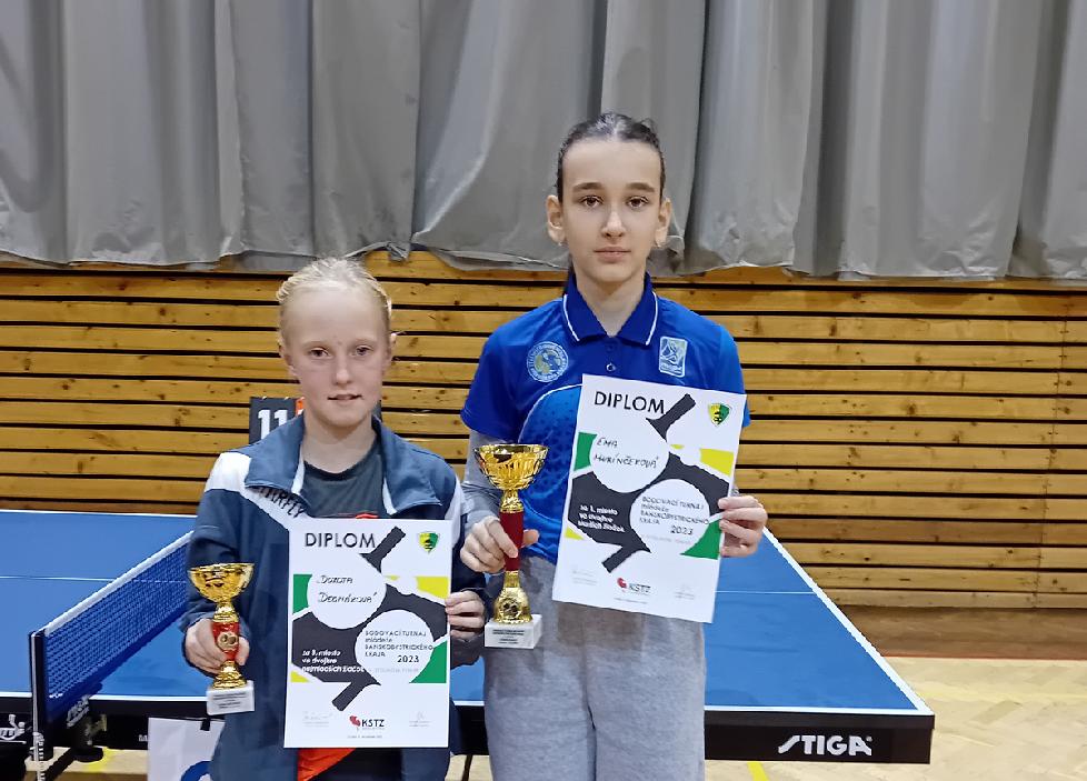 Žiarske stolné tenistky Ema a Dorotka na stupni víťazov