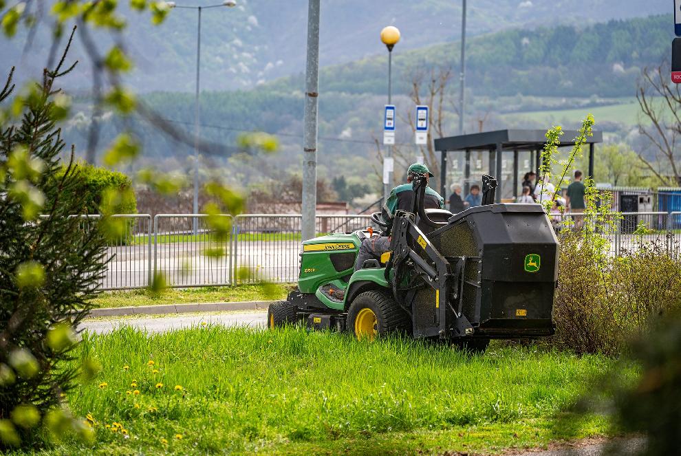 S kosením mesta sa začalo o desať dní neskôr, ako v minulom roku: Všetko to závisí od počasia, vysvetľuje riaditeľ TS Igor Rozenberg