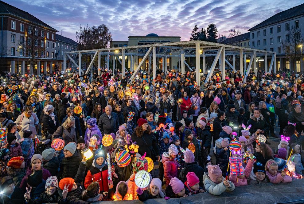Lampiónový sprievod v Žiari rozžiaril mesto svetlom a radosťou