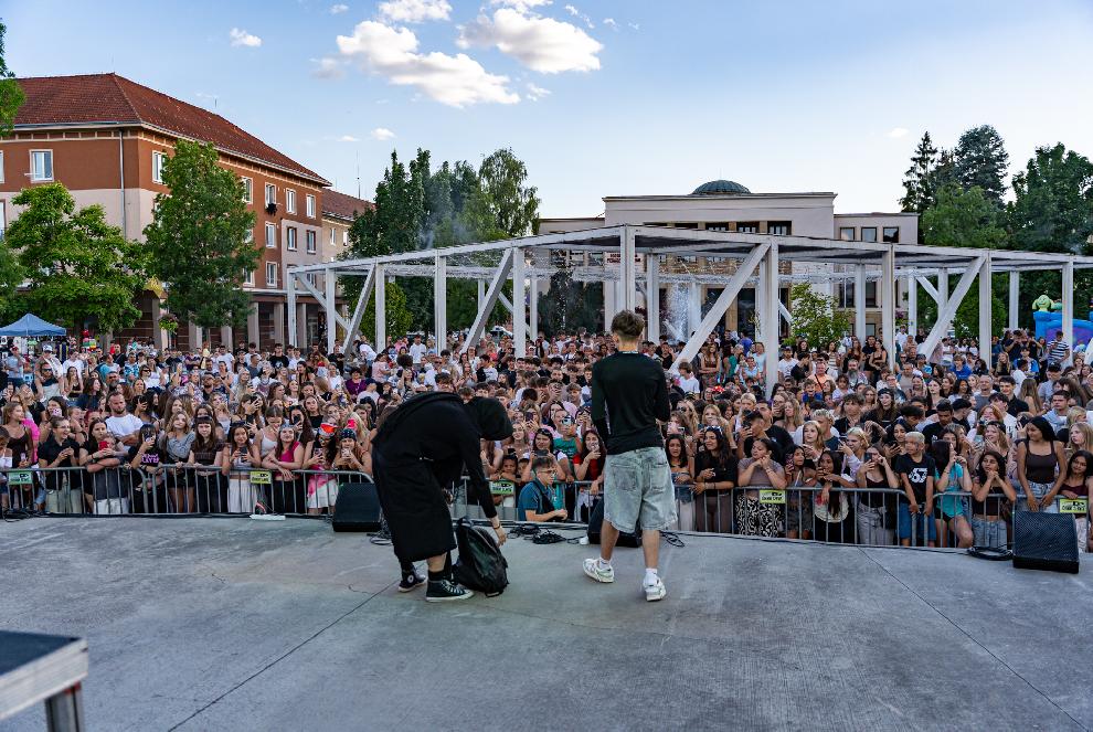 LETOFEST odštartoval leto na námestí, interpretom tlieskali stovky ľudí