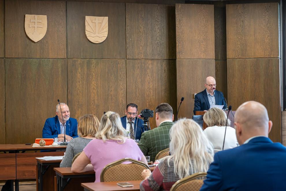 Aprílové rokovanie mestského zastupiteľstva malo rýchly priebeh. Poslanci sa zaoberali viacerými zhrňujúcimi správami