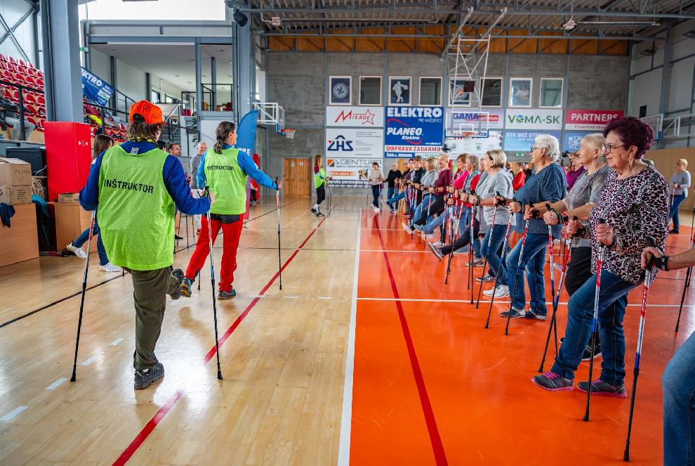 V Žiari rozdali desiatkam seniorov palice na Nordic Walking: Seniori si tento šport aj vyskúšali
