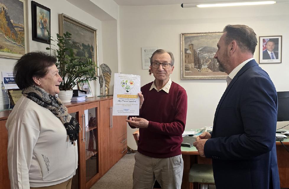 Primátor mesta prevzal od seniorov ocenenie Zlatý list ako poďakovanie za podporu