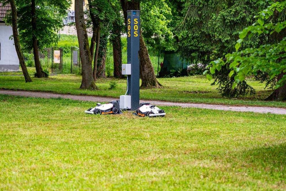 Park Štefana Moysesa kosí šesť robotických kosačiek