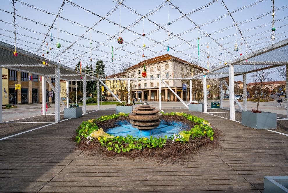 Veľkonočná výzdoba na námestí poteší každého okoloidúceho. Vyrobili ju deti z materských a základných škôl mesta