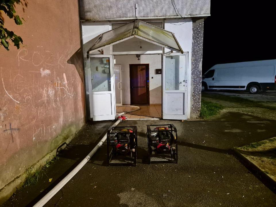 Nočný požiar bytovky v našom meste: Poznáme jeho príčinu
