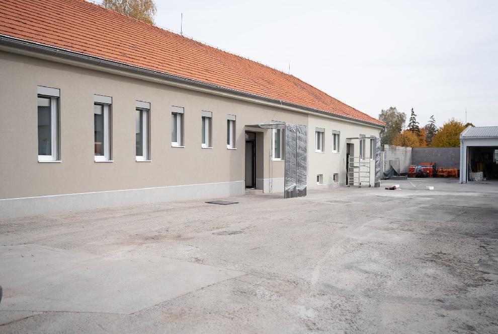 Technické služby sa po rokoch vrátili do pôvodného areálu. Nové priestory prinášajú lepšie podmienky aj pre rozvoj sociálneho podnikania