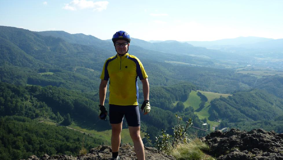 Do práce cestuje výlučne na bicykli. Denne tak absolvuje 60 kilometrov
