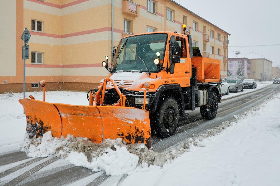 Technické služby sú na zimnú údržbu pripravené: 180 ton štrku a nonstop režim v prípade kalamity
