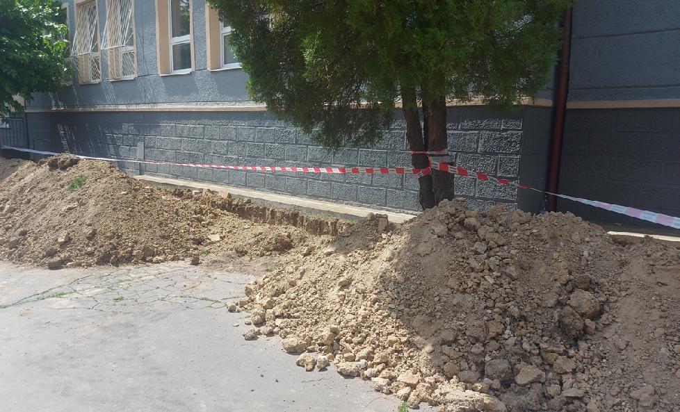 Ako pokračujú práce na vodozádržných opatreniach v školách počas letných prázdnin
