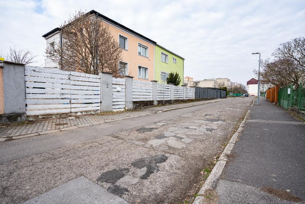 Technické služby začali s asfaltovaním výtlkov