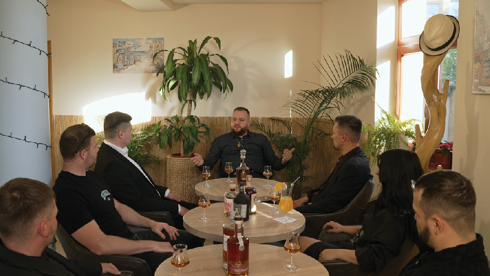 Hudobník Zlatý Lev dáva o sebe vedieť novým videoklipom, zahral si v ňom aj poslanec, fotograf či šéf atlétov