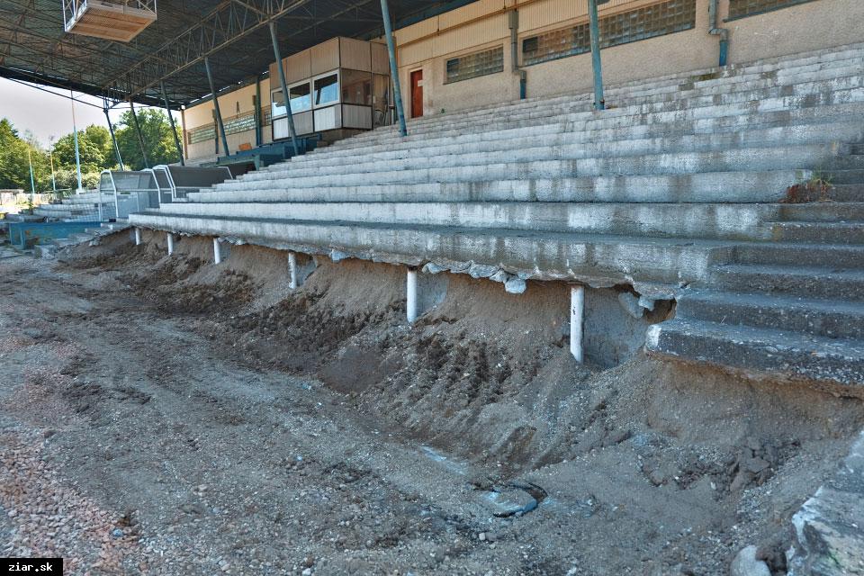 obr: Futbalový štadión dnes pripomína stavenisko, na rad prichádzajú stavebné práce