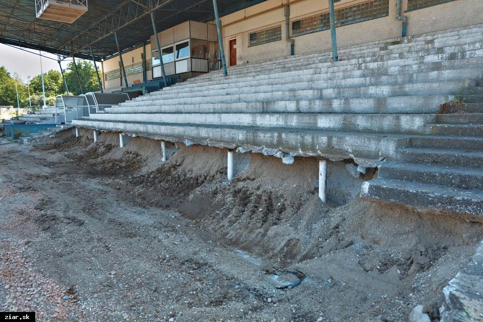 Futbalový štadión dnes pripomína stavenisko, na rad prichádzajú stavebné práce