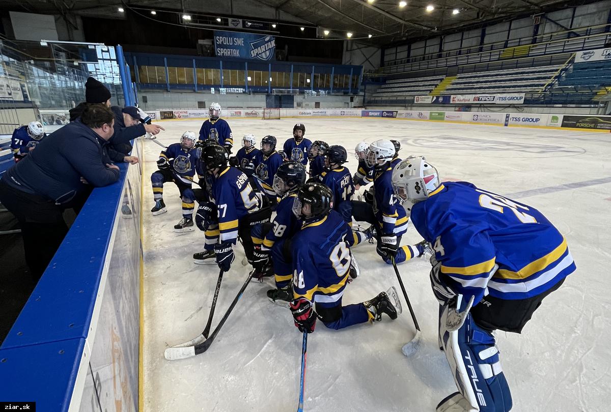 Starší žiaci v Dubnici s tesným víťazstvom. Oslabenia nám vzali hernú dominanciu, výkonmi nás podržal brankár