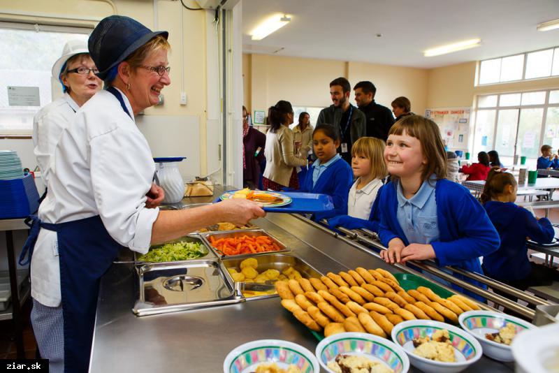 Do školských jedální sa zavádza čipový systém evidencie stravníkov