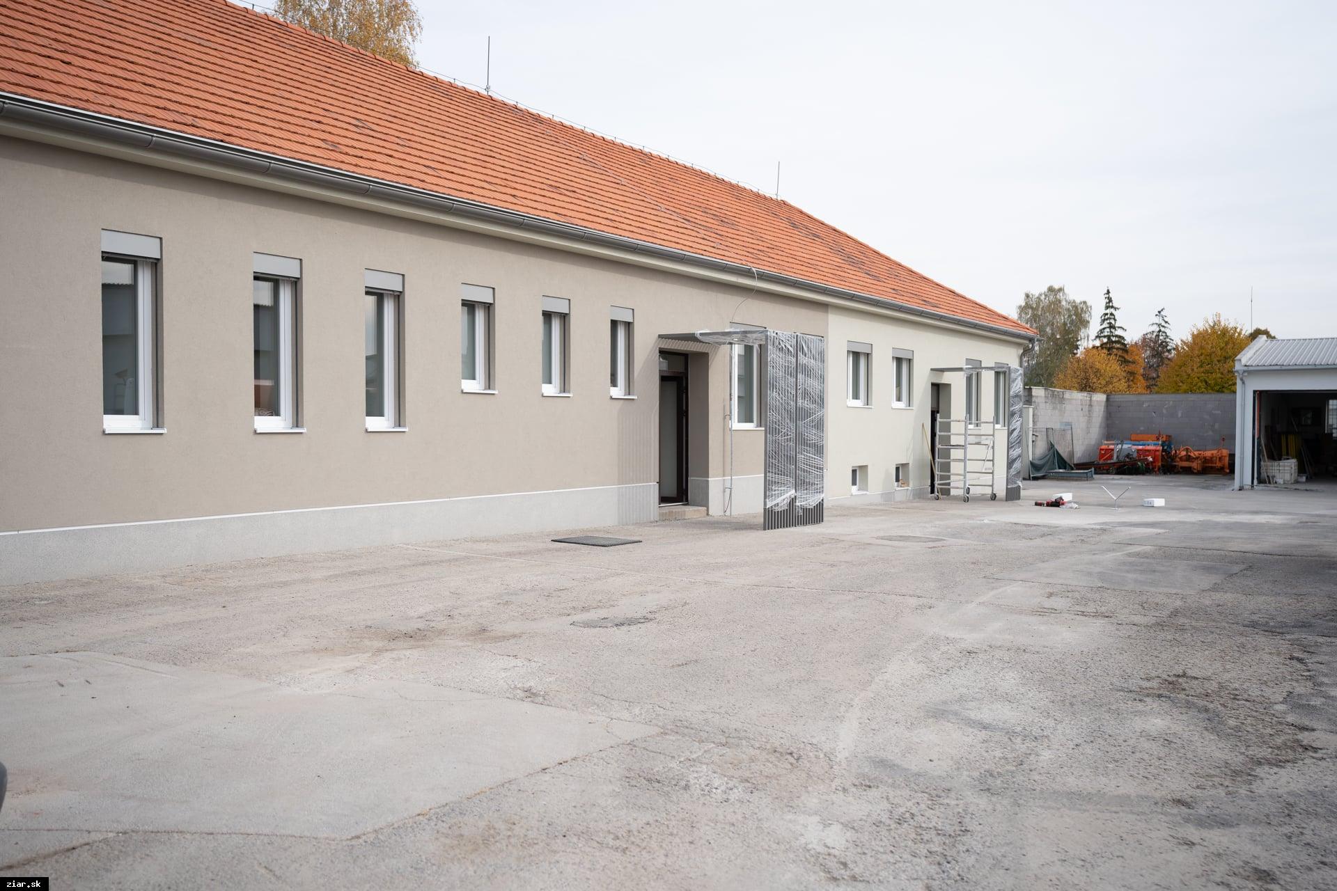 Technické služby sa po rokoch vrátili do pôvodného areálu. Nové priestory prinášajú lepšie podmienky aj pre rozvoj sociálneho podnikania