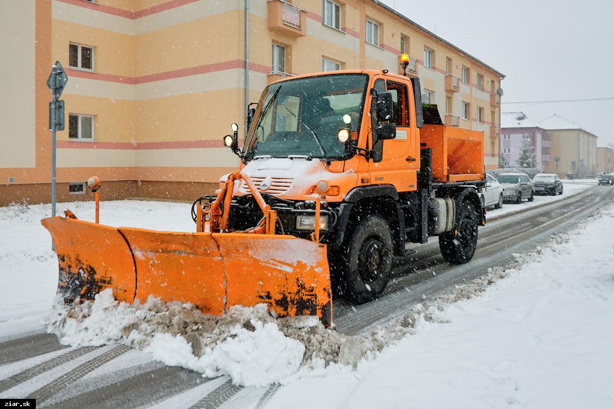 Technické služby sú na zimnú údržbu pripravené: 180 ton štrku a nonstop režim v prípade kalamity