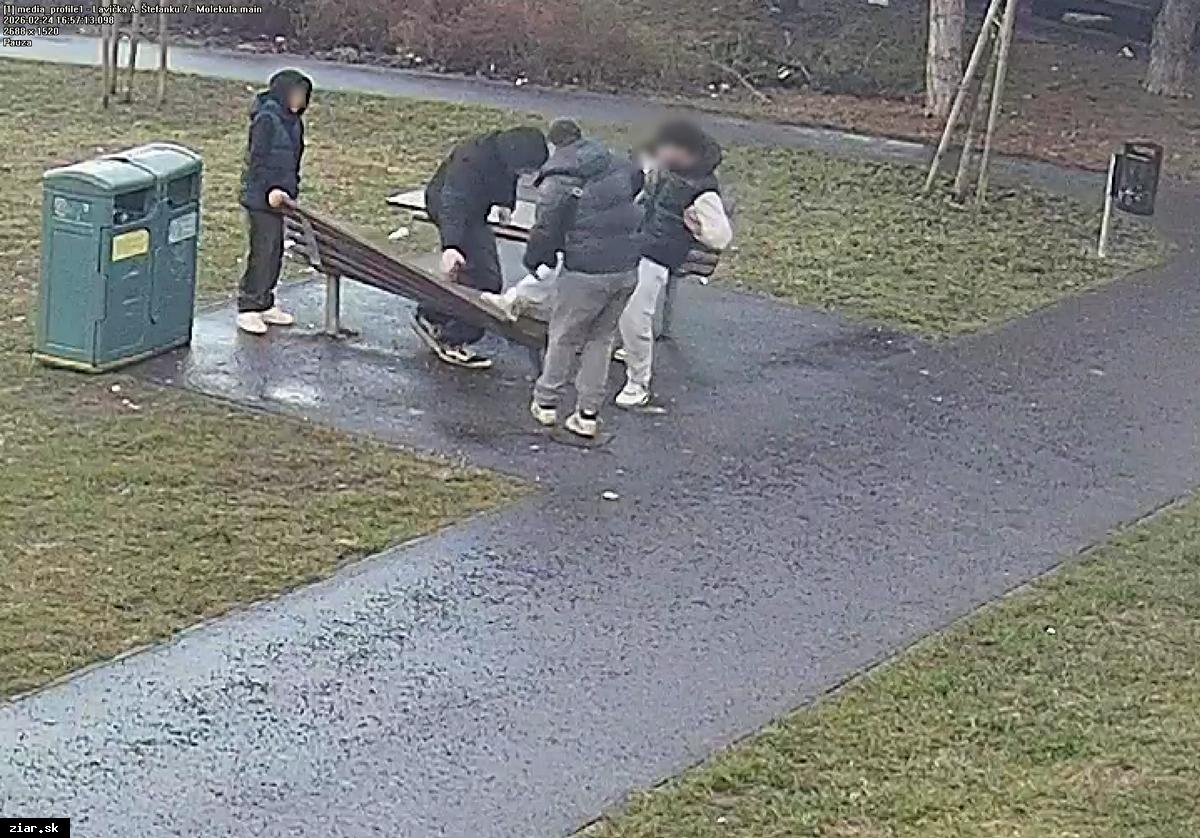 Vandali zničili lavičku za tisíc eur, páchateľov zachytil kamerový systém