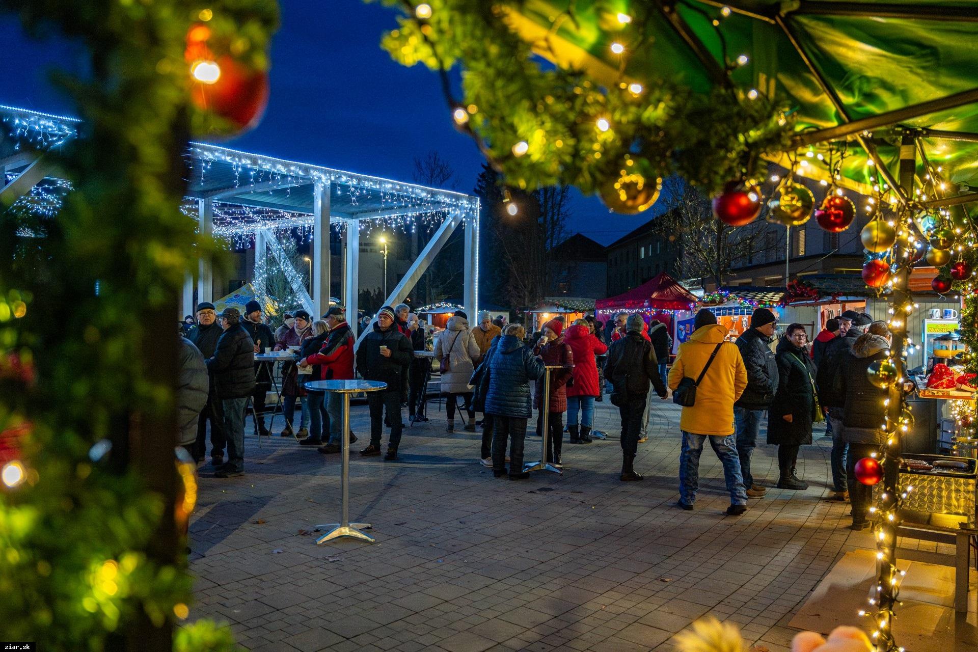 Kapustnica vylákala na námestie stovky Žiarčanov, výťažok z predaja išiel na dobrú vec