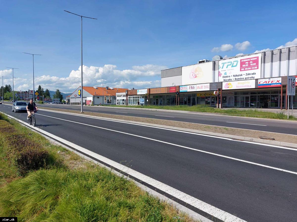 Stredový pás na Ulici SNP skrášli výsadba lúčnych kvetov