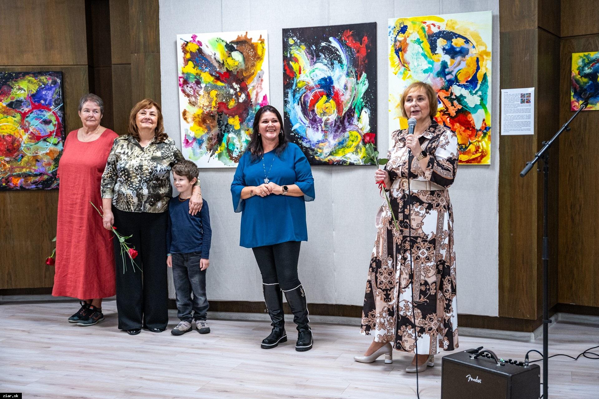 Tri tváre umenia: Žiar privítal výstavu troch spolužiačok, ktoré spája priateľstvo aj rok okrúhlych narodenín