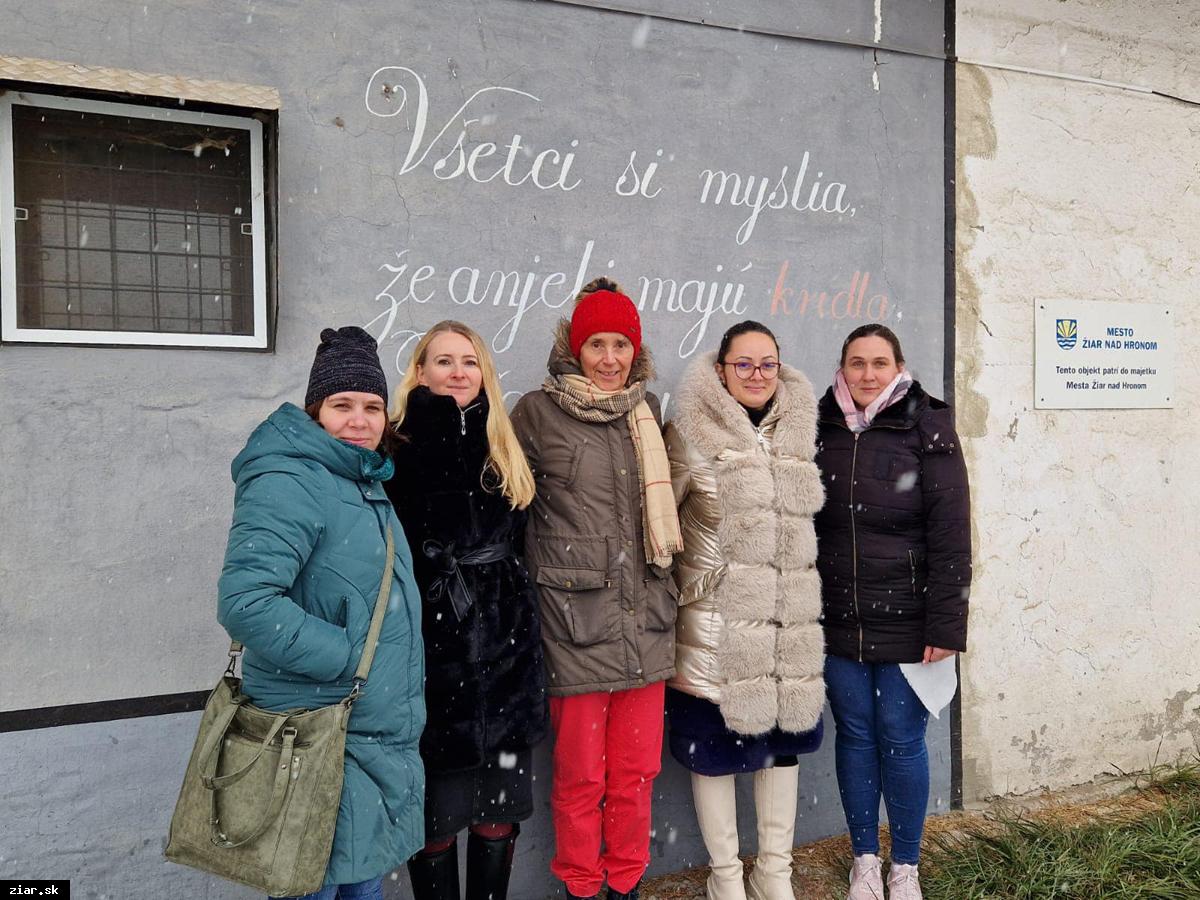 Žiaci Jednotky organizujú charitatívnu zbierku pre psíkov v útulku a pre seniorov v domove dôchodcov