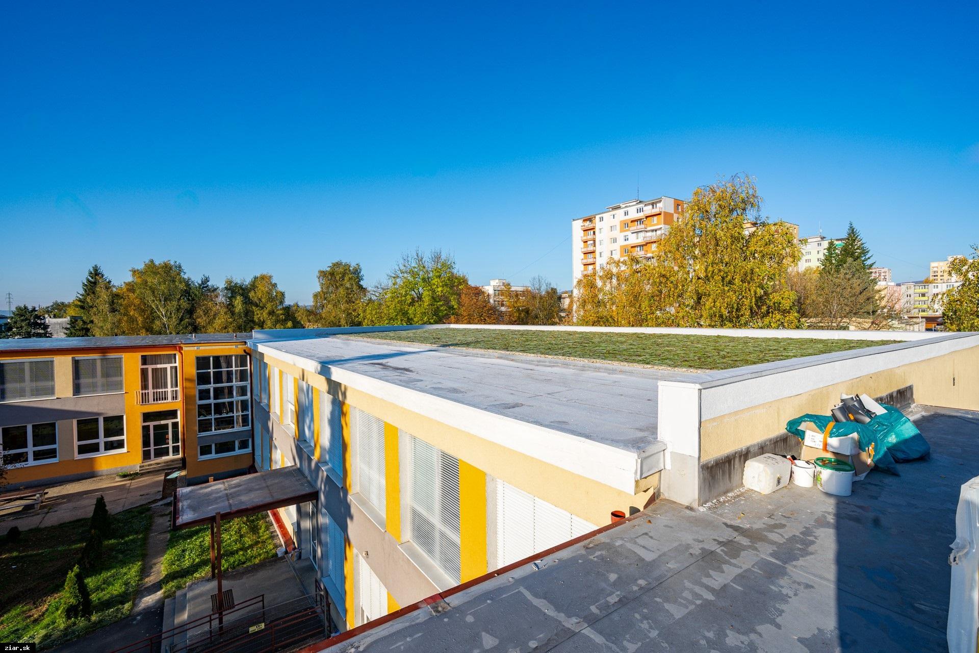 Prvé väčšie zelené strechy v meste sú už realitou. Ide o súčasť projektu vodozádržných opatrení, ktoré sa realizovali na školách
